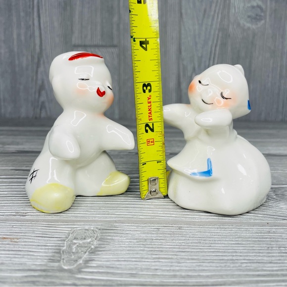 Vintage VanTellingen Dutch Boy and Girl Salt and Pepper Shakers, "Snuggle Hugs" - Picture 5 of 12